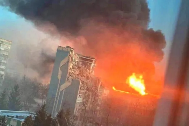 러시아의 미사일 공격으로 테르노필의 한 건물이 불타고 있다. 영상 캡처