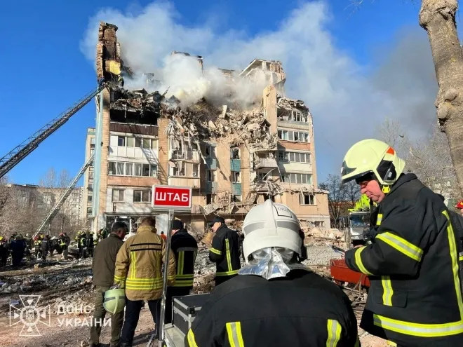 지난 19일 우크라이나 테르노필의 한 주거용 건물에 미사일이 떨어진 가운데 구조대원들이 작업 중에 있다. 로이터 연합뉴스