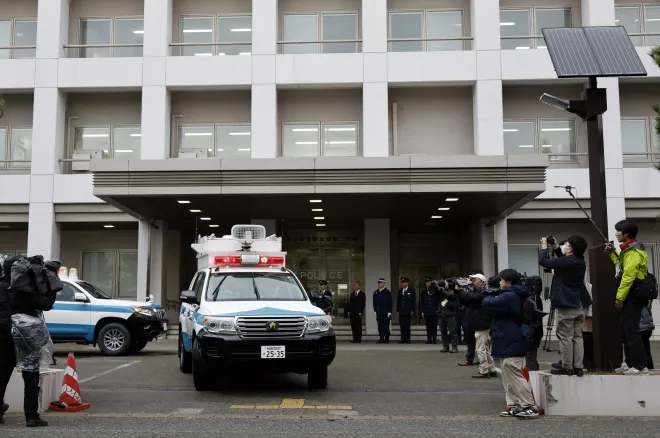 일본 아키타현 경찰본부에서 곰 출몰 급증에 대응하기 위해 편성된 ‘곰 대응 특수팀’ 차량이 발대식을 마치고 출발하고 있다. 올해 일본에서는 곰 공격으로 13명이 숨지며 역대 최다 인명 피해가 발생해 경찰이 처음으로 소총을 이용한 야생곰 사살 임무에 나섰다. EPA 연합뉴스