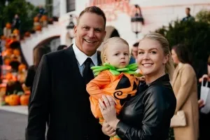 25세에 57세 남편 만났다…美 백악관 대변인의 솔직 고백