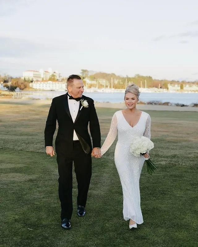 캐롤라인 레빗 백악관 대변인이 남편 니컬러스 리치오와 2025년 1월 결혼식에서 함께 걷고 있는 모습. 이 사진은 레빗이 3월 7일 인스타그램에 공개한 것이다.