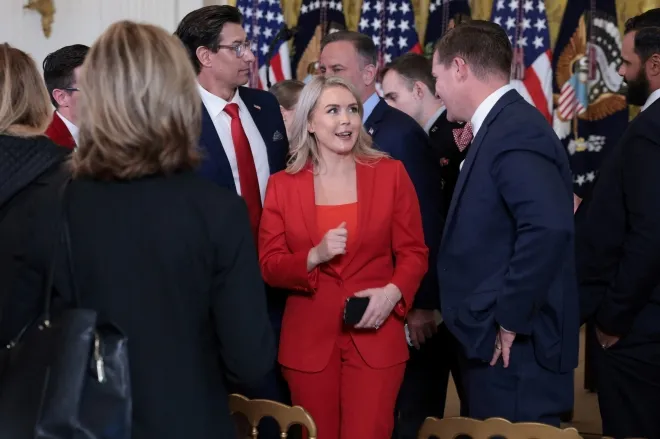 캐롤라인 레빗 백악관 대변인이 2025년 11월 13일(현지시간) 워싱턴 D.C. 백악관 이스트룸에서 도널드 트럼프 대통령의 ‘퓨처 육성(Fostering the Future)’ 관련 행정명령 서명식 후 참석자들과 대화를 나누고 있다. 로이터 연합뉴스