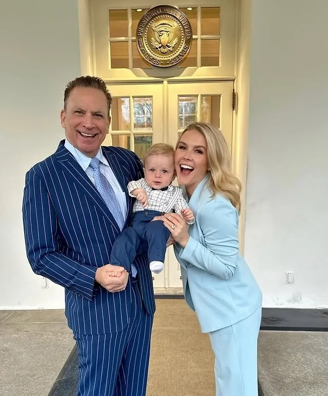 캐롤라인 레빗 백악관 대변인이 남편 니컬러스 리치오, 아들 니코와 함께 웨스트윙 앞에서 포즈를 취하고 있다. 이 사진은 3월 6일 그녀의 인스타그램에 공개됐다.