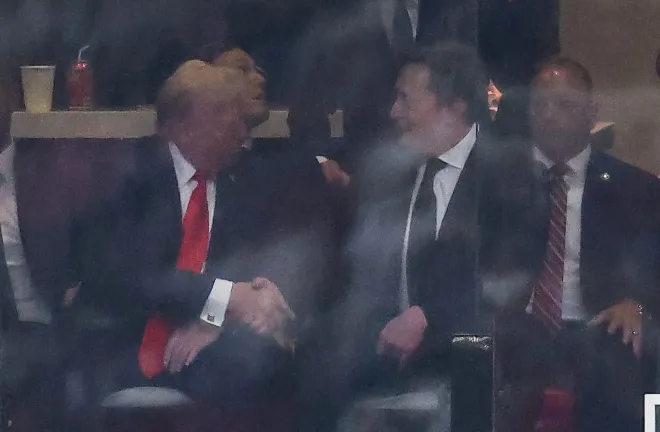 도널드 트럼프 미국 대통령과 테슬라 CEO 일론 머스크가 지난 9월 21일 애리조나주 글렌데일의 스테이트 팜 경기장에서 열린 우익 활동가 찰리 커크의 추모식에서 악수하고 있다. AFP 연합뉴스