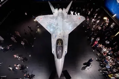 thumbnail - 러시아판 F-35 뜨나?…스텔스기 Su-75 ‘체크메이트’ 내년 첫 비행