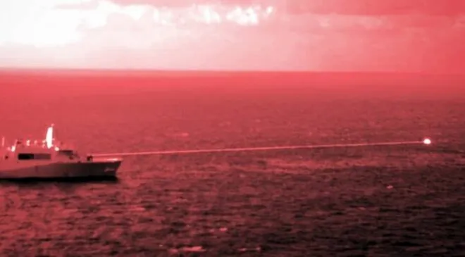 지난 2021년 미국 USS 포틀랜드 호에 장착된 150kW급 LWSD의 시험 발사 모습