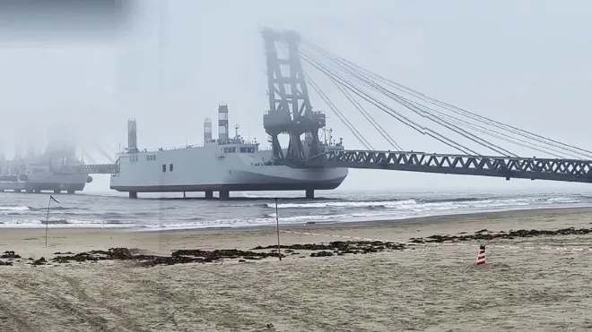 중국 소셜미디어에 중국군의 새로운 특수 바지선 모습이 공유됐다. 소셜미디어 캡처