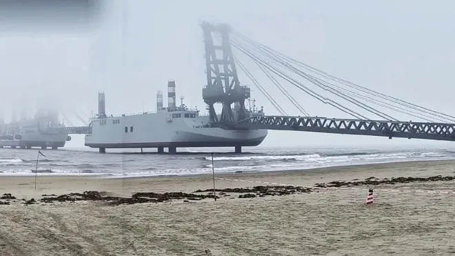 중국 소셜미디어에서 중국군의 새로운 특수 바지선 모습이 공유됐다. 소셜미디어 캡처