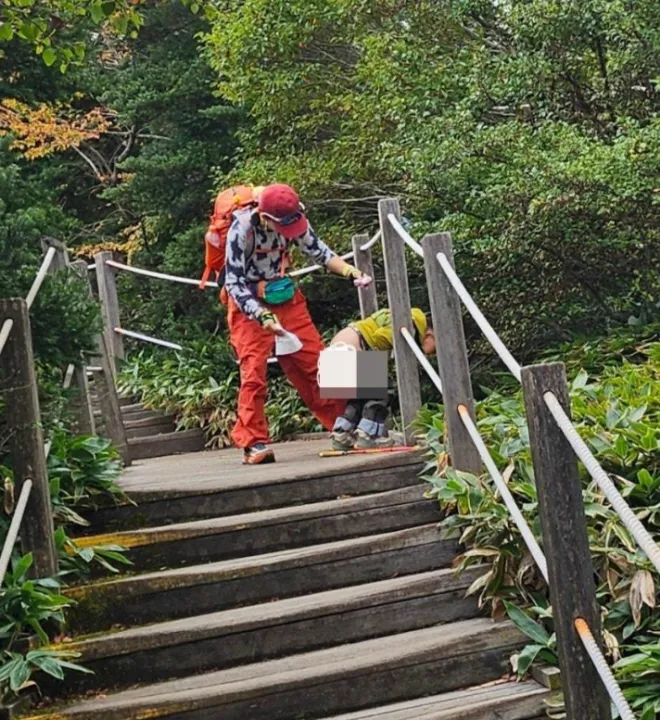 한라산국립공원 홈페이지에 한 시민이 제보한 사진. 제보자는 한라산 산책로에서 중국인 관광객이 아이에게 대변을 보게 하는 모습을 목격했다고 밝혔다. 한라산국립공원 홈페이지 캡처