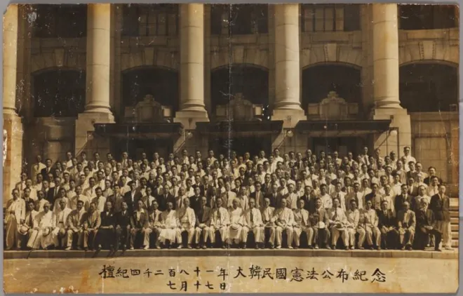 1948년 7월 17일 대한민국 헌법 공포 기념행사에서 찍은 사진이다. 앞줄 가운데 훗날 초대 대통령이 되는 이승만 의장이 앉아 있다. 중앙선거관리위원회 제공