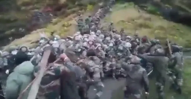 2021년 9월 철조망 너머 중국군을 몽둥이로 공격하는 인도군의 모습. SNS 캡처