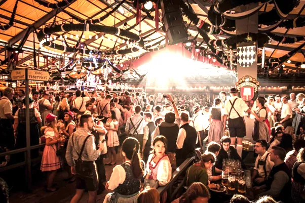 옥토버페스트는 매년 9월 말부터 10월 초까지 독일 뮌헨에서 열리는 세계 최대 규모의 맥주 축제다. 전 세계 수백만의 사람들이 이 축제를 찾는다. 옥토버페스트 홈페이지