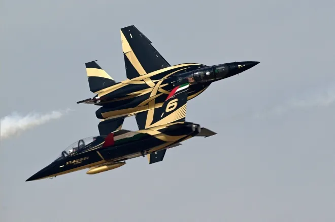 아랍에미리트 공군 곡예비행팀 ‘푸르산 알 에마라트’가 2025년 11월 17일(현지시간) 두바이 알막툼 국제공항에서 열린 두바이 에어쇼 2025에서 중국제 훈련기 L-15 ‘팰컨’을 이용해 시범비행을 펼치고 있다. AFP 연합뉴스