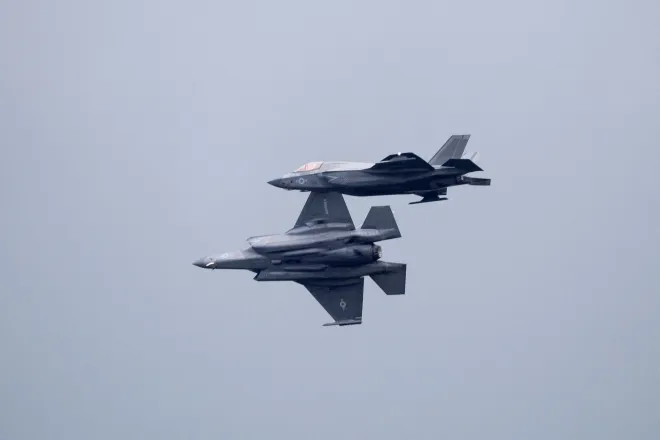 미 해병대 소속 F-35B 전투기 2대가 2025년 11월 22일(현지시간) 푸에르토리코 세이바의 전 루스벨트 로즈 해군기지 상공을 비행하고 있다. 로이터 연합뉴스