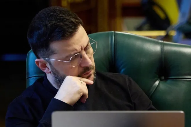 볼로디미르 젤렌스키 우크라이나 대통령이 21일(현지시간) 키이우 집무실에서 프랑스 대통령, 영국 총리, 독일 총리와의 전화 통화 중 발언을 듣고 있다. 세 정상은 미국이 제시한 평화구상안과 관련해 “유럽과 우크라이나의 핵심 이익을 지켜야 한다”고 강조했다. AFP 연합뉴스