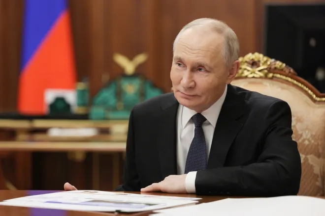 블라디미르 푸틴 러시아 대통령이 20일(현지시간) 모스크바 크렘린궁에서 안드레이 니키틴 교통부 장관과 회의를 하고 있다. 타스 연합뉴스