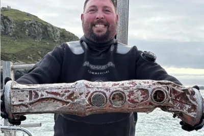 thumbnail - 英 스쿠버다이버, 잠수함 탐지하는 러 사용 추정 ‘소노부이’ 우연히 발견