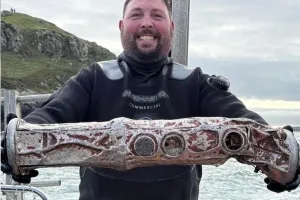 英 스쿠버다이버, 잠수함 탐지하는 러 사용 추정 ‘소노부이’ 우연히 발견