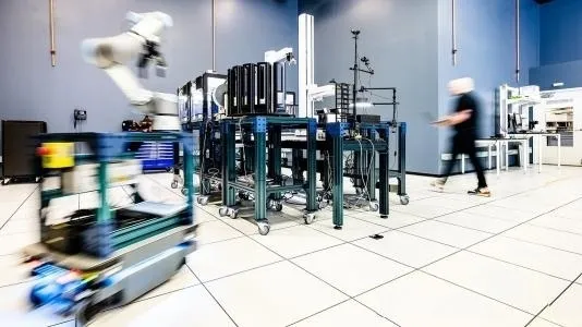 미국 아르곤국립연구소( 연구진이 차세대 과학실험 방식을 개척하고 있다. 로봇공학, 머신러닝, 인공지능(AI)을 결합한 ‘자율적 탐구’ 기술을 통해 기후변화·인류 건강·에너지 문제를 과거보다 훨씬 빠르게 해결하려는 시도가 진행 중이다. 아르곤국립연구소 제공