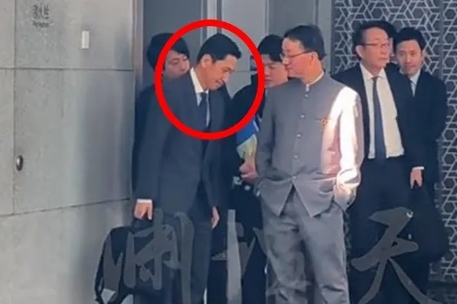 가나이 마사아키 일본 외무성 아시아대양주국장(왼쪽)이 지난 18일 베이징에서 류진쑹 중국 외교부 아주사 사장(아시아 국장·맨 오른쪽)과 협의를 마 친후 모습. 중국 위위안탄톈 영상 캡처