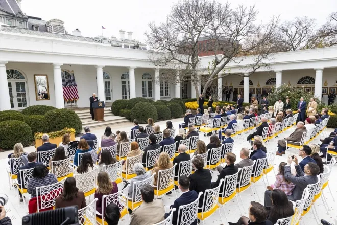 도널드 트럼프 미국 대통령(왼쪽)이 25일(현지시간) 워싱턴DC 백악관 로즈가든에서 추수감사절 행사로 진행된 ‘고블’이라는 이름의 칠면조를 사면하기 전 발언하고 있다. 이 행사는 1989년 조지 H.W. 부시 대통령 시절 시작된 백악관의 연례 전통이다. 2025.11.25 EPA 연합뉴스