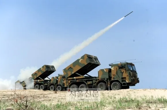 한국산 다연장로켓 천무. 서울신문DB