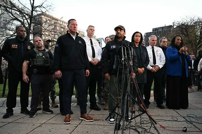 FBI 국장 캐시 파텔(가운데)이 2025년 11월 26일 워싱턴 시내에서 총격 사건이 발생한 후 기자 회견에서 연설하고 있다. 연합뉴스