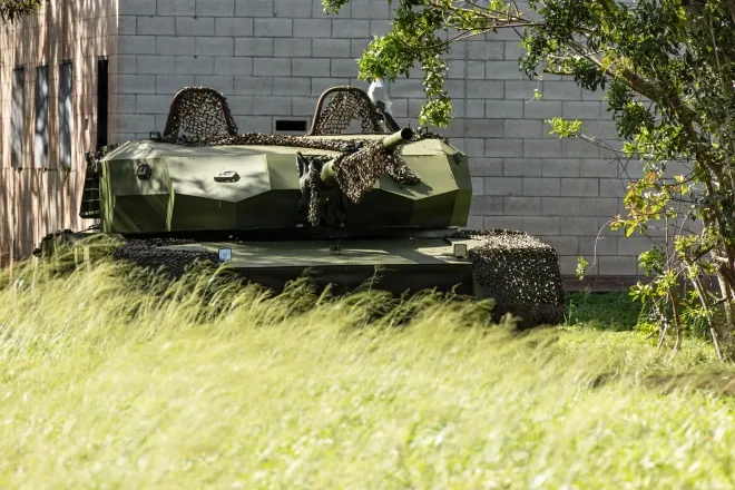 미 육군이 하와이 카후쿠 훈련장에서 진행한 ‘JPMRC 26-01’ 회전훈련 중 합판 구조물로 전차 형상을 구현한 모형 차량이 이동하고 있다. 실제 전차 대신 험비나 픽업트럭 위에 덮개를 씌워 전차 윤곽만 재현한 ‘적군 전차 모의 세트’다. 2025년 11월 11일, 하와이. 미 육군 제공