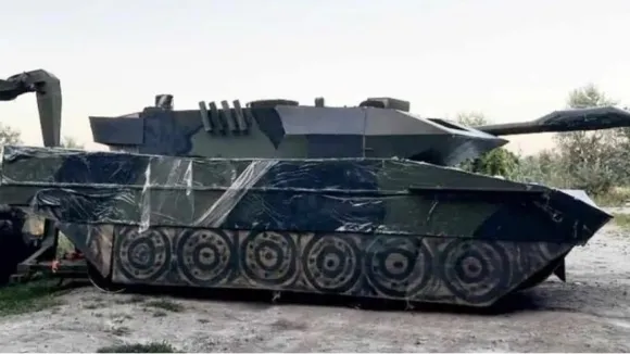 전장에 배치된 우크라이나의 가짜 레오파르트 2A4 전차. 합판과 금속 판넬로 외형만 구현한 디코이(기만용 모형)로, 러시아군의 포격과 드론 공격을 유도하기 위한 장비다. 자료사진