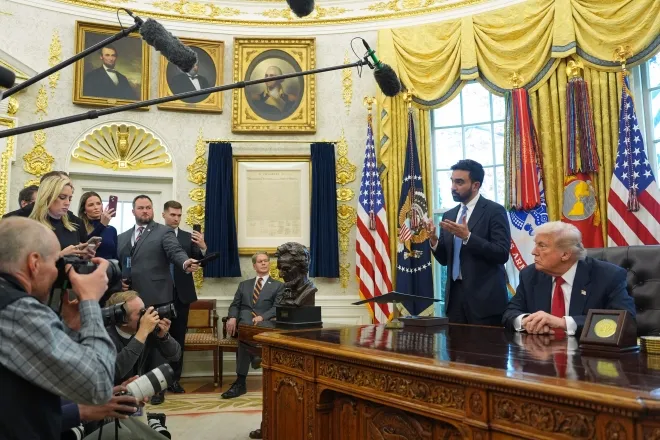 도널드 트럼프 미국 대통령이 21일(현지시간) 워싱턴DC 백악관 집무실에서 뉴욕시장 당선인 조란 맘다니의 발언을 듣고 있다. 사진에는 ‘황금 장식’으로 재단장된 오벌오피스 내부가 함께 보인다. 2025.11.21 AP 연합뉴스