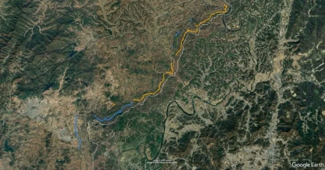 북한이 비무장지대(DMZ) 전역에서 방어선을 새로 구축하고 있다. 지난 2024년 4월부터 2025년 6월까지 건설된 방어선은 파란색, 2025년 6월부터 11월까지 건설된 방어선은 주황색으로 표시. 구글 어스 제공
