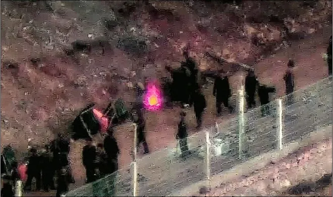 합동참모본부는 지난해 12월 23일 최근 북한군 동향 언론 브리핑을 통해 북한군이 최전방 군사분계선과 북한한계선 일대에서 철책을 설치하고 있다고 밝혔다. 사진은 북한군들이 추위를 견디기 위해 모닥불을 피운 모습. 합동참모본부 제공