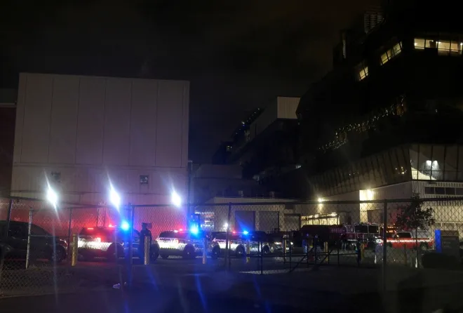 총격으로 숨진 미 웨스트버지니아 방위군 소속 세라 벡스트롬 상병의 시신이 워싱턴 메드스타 병원에서 이송되던 27일(현지시간), 군경 차량들이 도로에 줄지어 서 있다. 로이터 연합뉴스