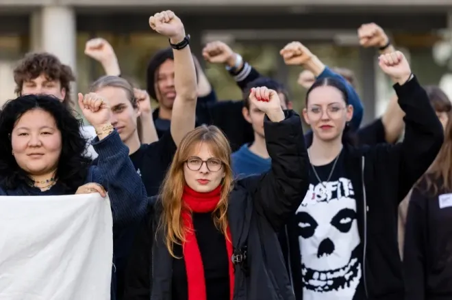 시위에 참여한 청년들이 주먹을 들어 올리고 있다. 이들은 대규모 상속세 부과와 의무 시민복무제 도입 등 국민투표 안건을 앞두고 평등을 요구하는 시위를 벌였다. 출처=SWI