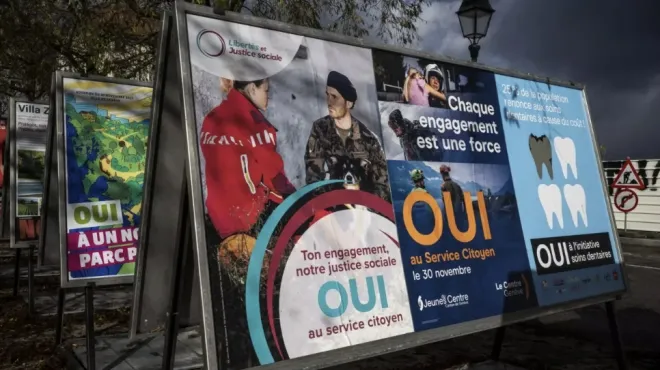 오는 11월 30일 국민투표를 앞두고 제네바 시내에 걸린 ‘전 국민 시민 복무제(Oui au Service Citoyen)’ 찬성 캠페인 포스터들. 한때 높은 지지를 받았던 이 안건은 최근 여론이 급격히 식으며 통과 가능성이 낮다는 분석이 나온다. AFP 연합뉴스