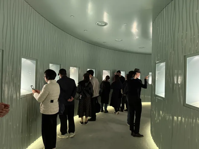 물결 형태의 곡선 벽면은 장 슐럼버제의 자연 미학을 반영하며, 주얼리에 시선이 집중되도록 설계된 공간.