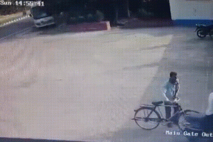 (영상) 1초만 늦었어도…‘폭주 버스’ 가까스로 피한 자전거