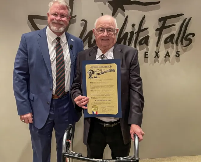 레이먼드 헤이거(오른쪽)가 지난 18일 위치타폴스 시장 팀 쇼트로부터 표창을 받고 있다.