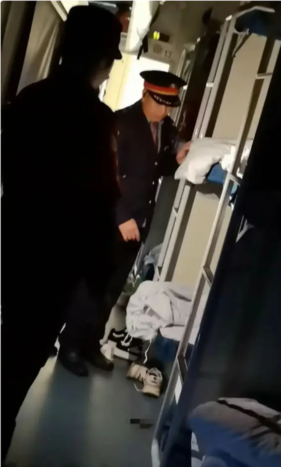 중국 침대칸 열차에서 한 만취 승객이 노상배변을 해 논란이 되었다. 다상신문