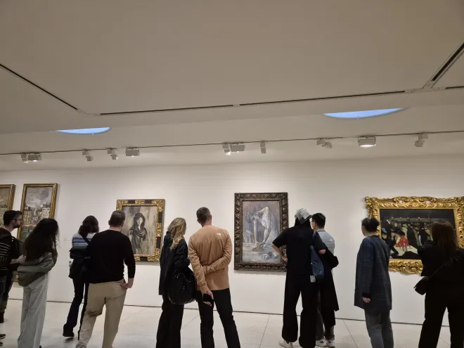 관람자들이 피카소의 <다림질하는 여인>을 관람하고 있다.
