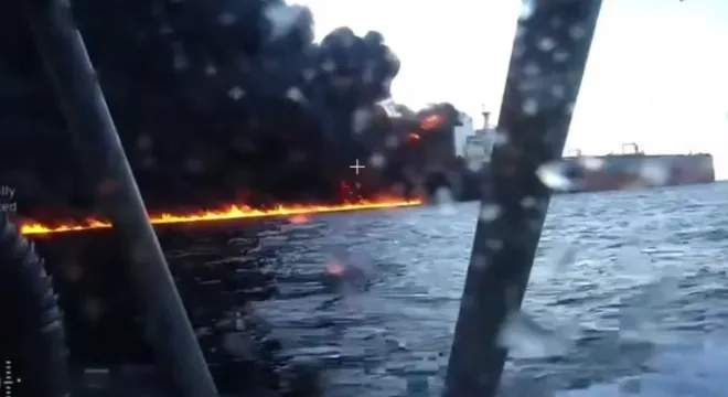 우크라이나 해상드론 ‘시 베이비’의 공격을 받은 러시아 유조선이 불길에 휩싸인 모습. 2025년 11월 28일 촬영된 영상 장면으로 우크라이나 활동가 세르히 스테르넨코가 공개했다.