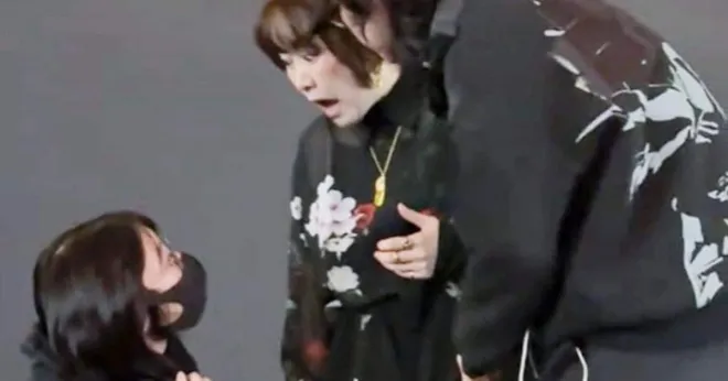 중국 영상 플랫폼 ‘더우인’에서 확산된 장면. 상하이 ‘반다이 남코 페스티벌 2025’ 무대에서 일본 가수 오쓰키 마키(가운데)가 공연 도중 노래를 중단당하는 모습이 포착됐다. 출처=더우인