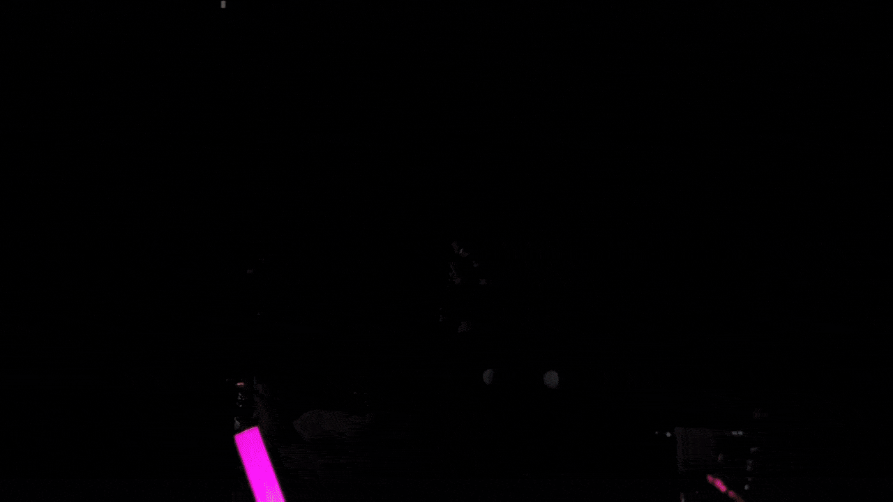 공연이 중단된 뒤 무대 조명이 다시 켜지고 제작진이 올라와 오쓰키 마키에게 무언가를 전달하고 함께 무대 밖으로 이동하는 장면. 출처=엑스