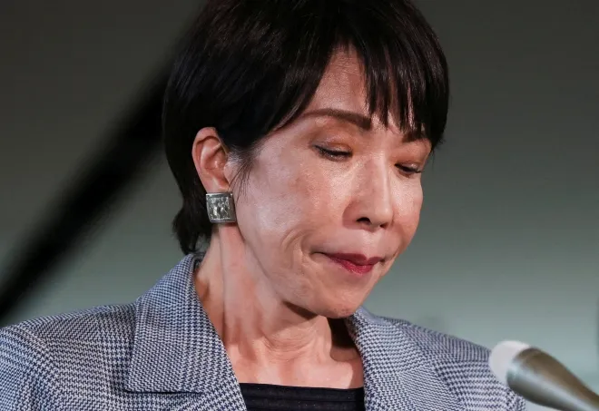 다카이치 사나에 일본 총리가 2025년 11월 25일 도쿄 총리 관저에서 도널드 트럼프 미국 대통령과 전화 통화를 마친 뒤 취재진의 질문에 답하고 있다. 로이터 연합뉴스