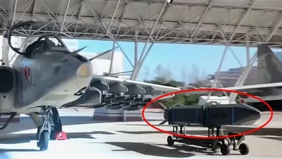 지난달 28일 행사에서 공개된 장거리 공대지 미사일(빨간 원) 추정 무기. 연합뉴스