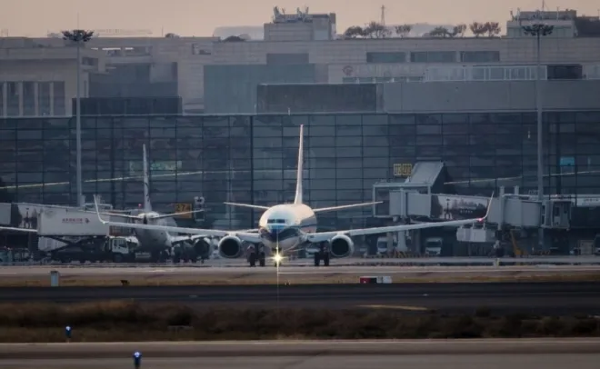 2025년 11월 18일 중국 상하이 한 국제공항 활주로에 여객기들이 활주로로 진입하려 하고 있다. EPA 연합뉴스
