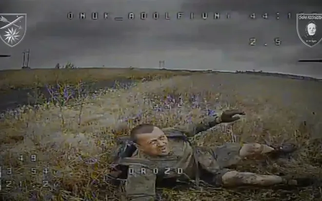 러시아 군인들이 보호장구도 없이 최전선에 내몰리고 있는 것으로 알려졌다. 영상 캡처