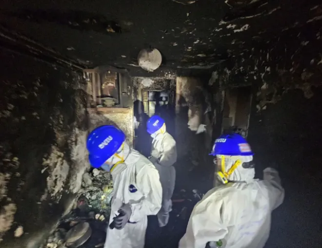 지난달 30일 홍콩 경찰이 웡 푹 코트 아파트 단지 화재 현장 내부를 최초로 공개했다. 이번 사고로 인한 희생자는 현재까지 146명, 실종자는 40여 명이다. 홍콩 경찰 제공