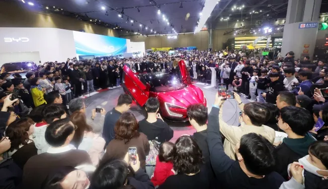 관람객들이 6일 경기도 고양시 킨텍스에서 열린 ‘2025 서울모빌리티쇼’에서 중국 전기차 업체 비야디(BYD)의 스포츠카를 살펴보고 있다. 비야디는 올해 처음으로 서울모빌리티쇼에 참가했다. 2025.4.6 연합뉴스
