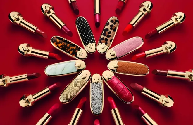 프랑스 화장품 브랜드 겔랑의 다양한 디자인 립스틱 컬렉션. 겔랑은 중국 젊은 소비자를 겨냥해 2025년 7만 원대의 합리적 가격대 신제품을 출시할 예정이다. 겔랑 제공